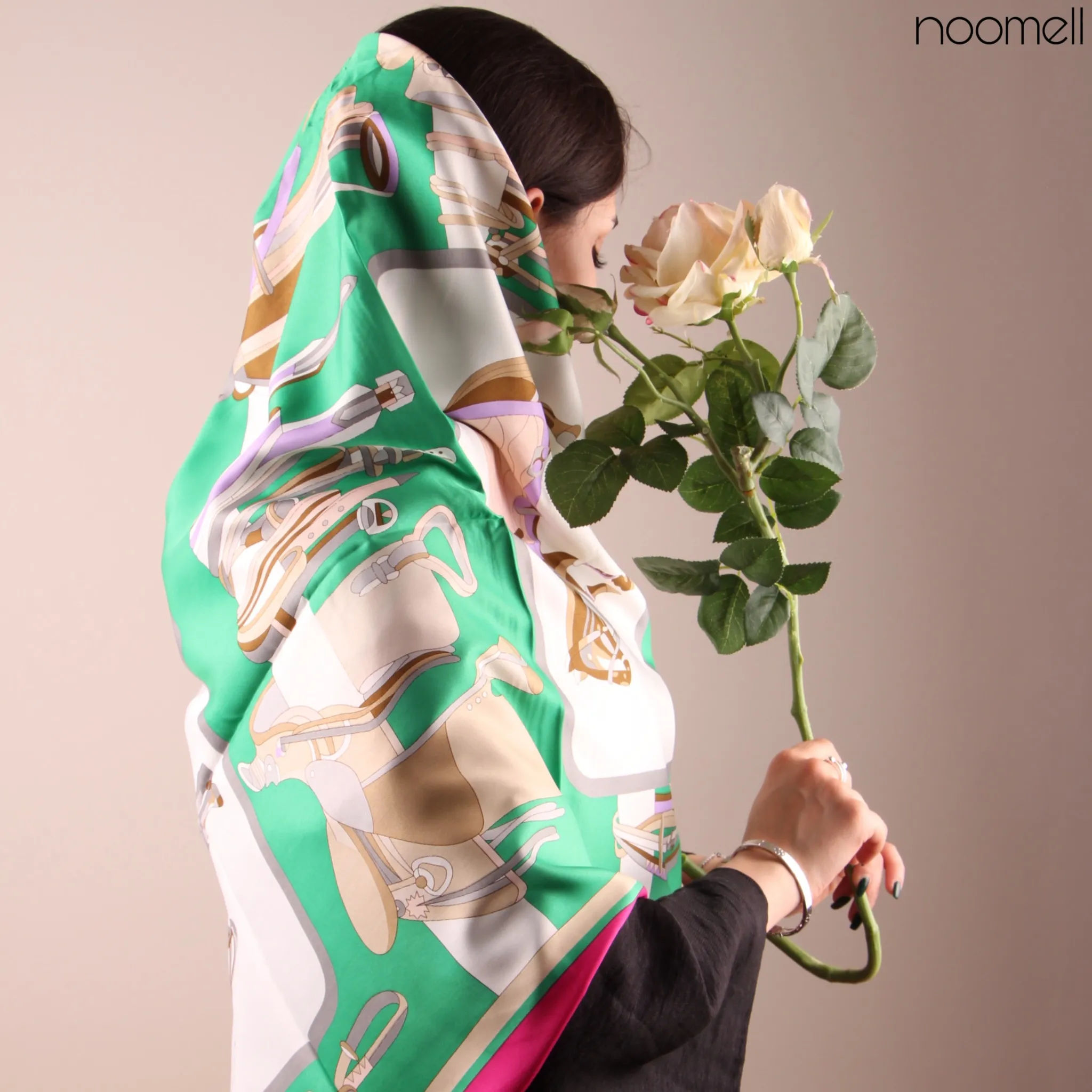 روسری ابریشم دور دست‌دوز طرح اسب